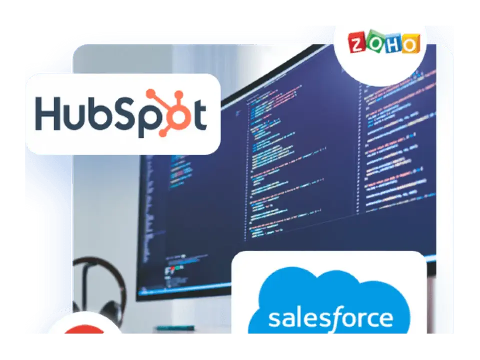 Logos von HubSpot, Zoho und Salesforce neben einem Arbeitsplatz