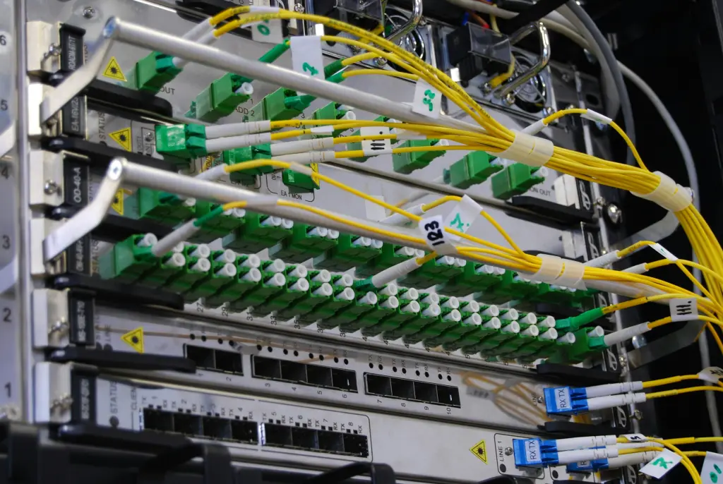 Glasfaserkabel an einem Netzwerk-Switch