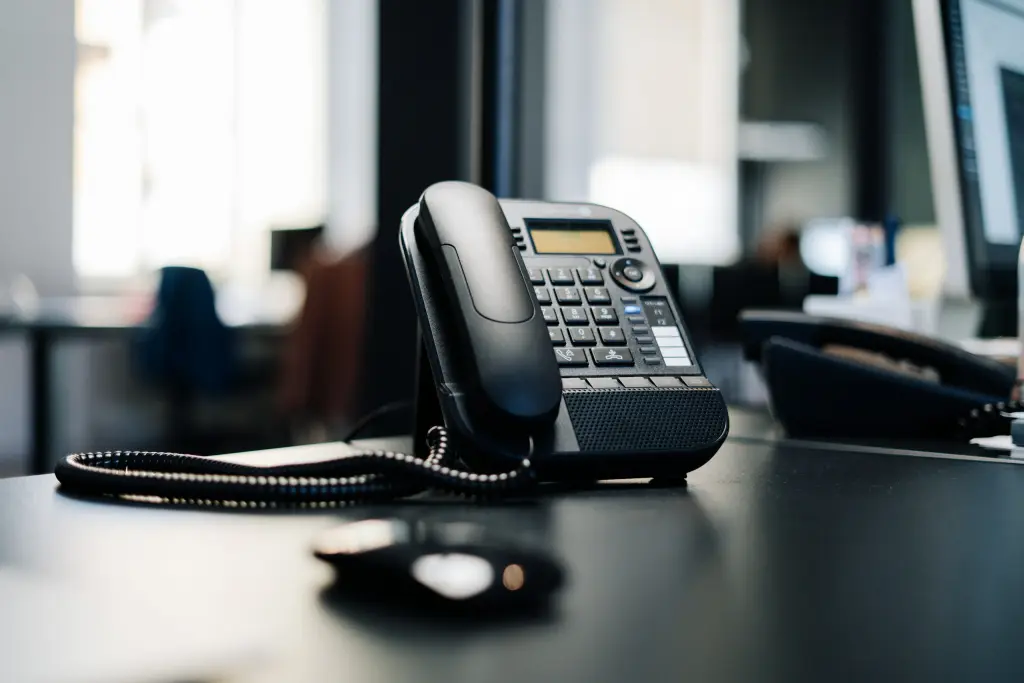 IP-Tischtelefon auf einem Schreibtisch im Büro